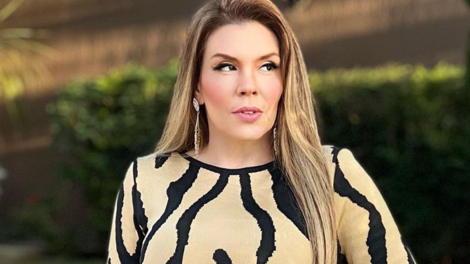 Simony esbanja corpo sequinho de vestido colado e cintura choca: “Maravilhosa”
