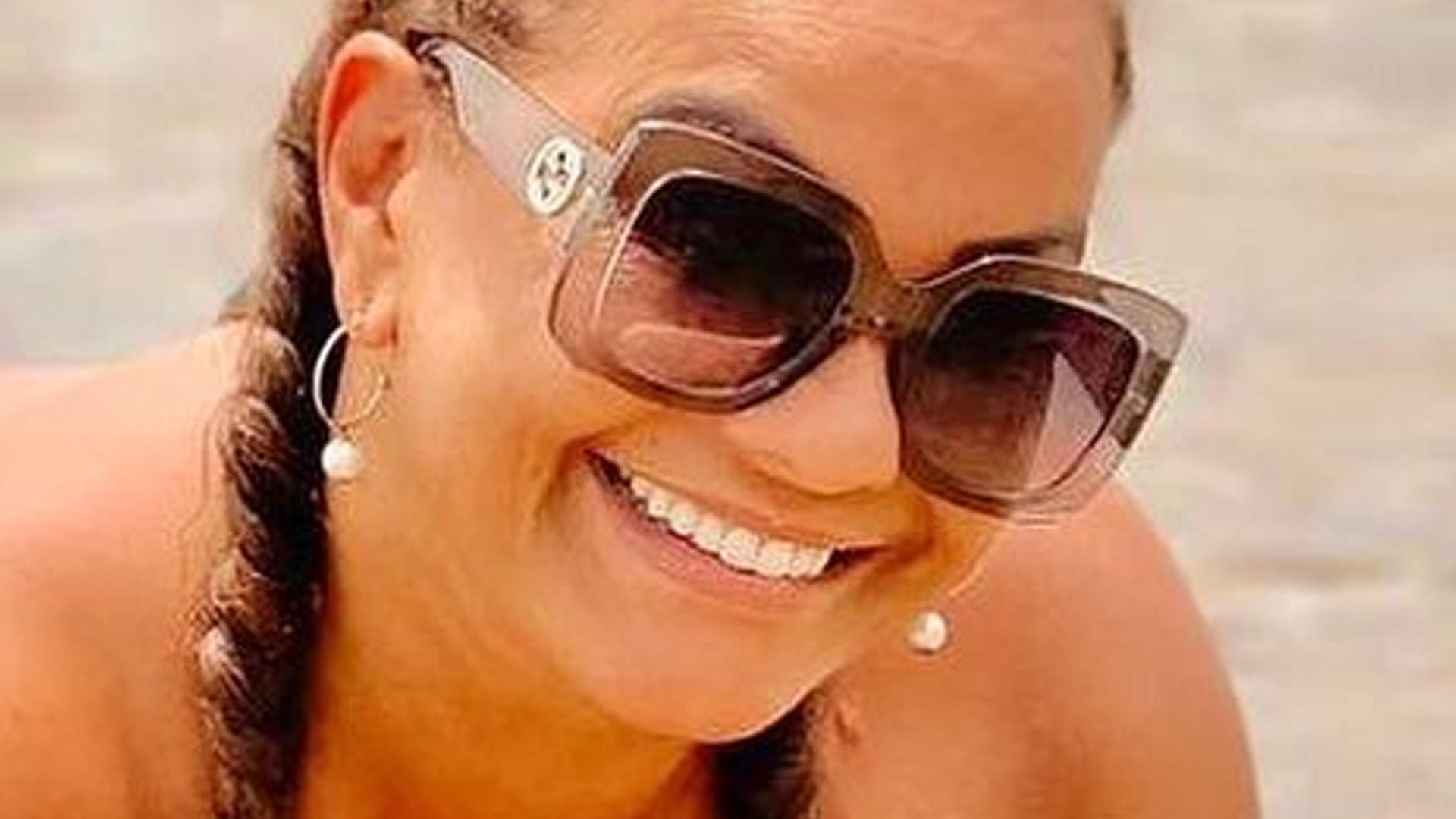 Solange Couto posa de bruços na praia e exibe corpão de biquíni: “Deliciosa”