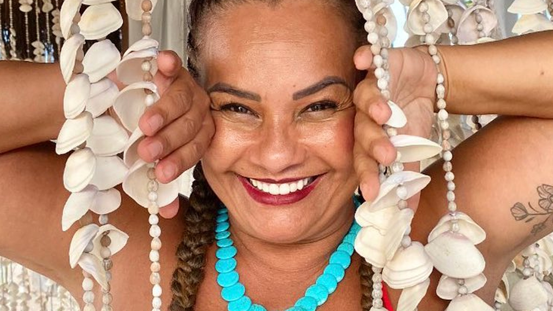 Solange Couto usa biquíni decotado e ostenta corpão aos 64 anos: “Linda”