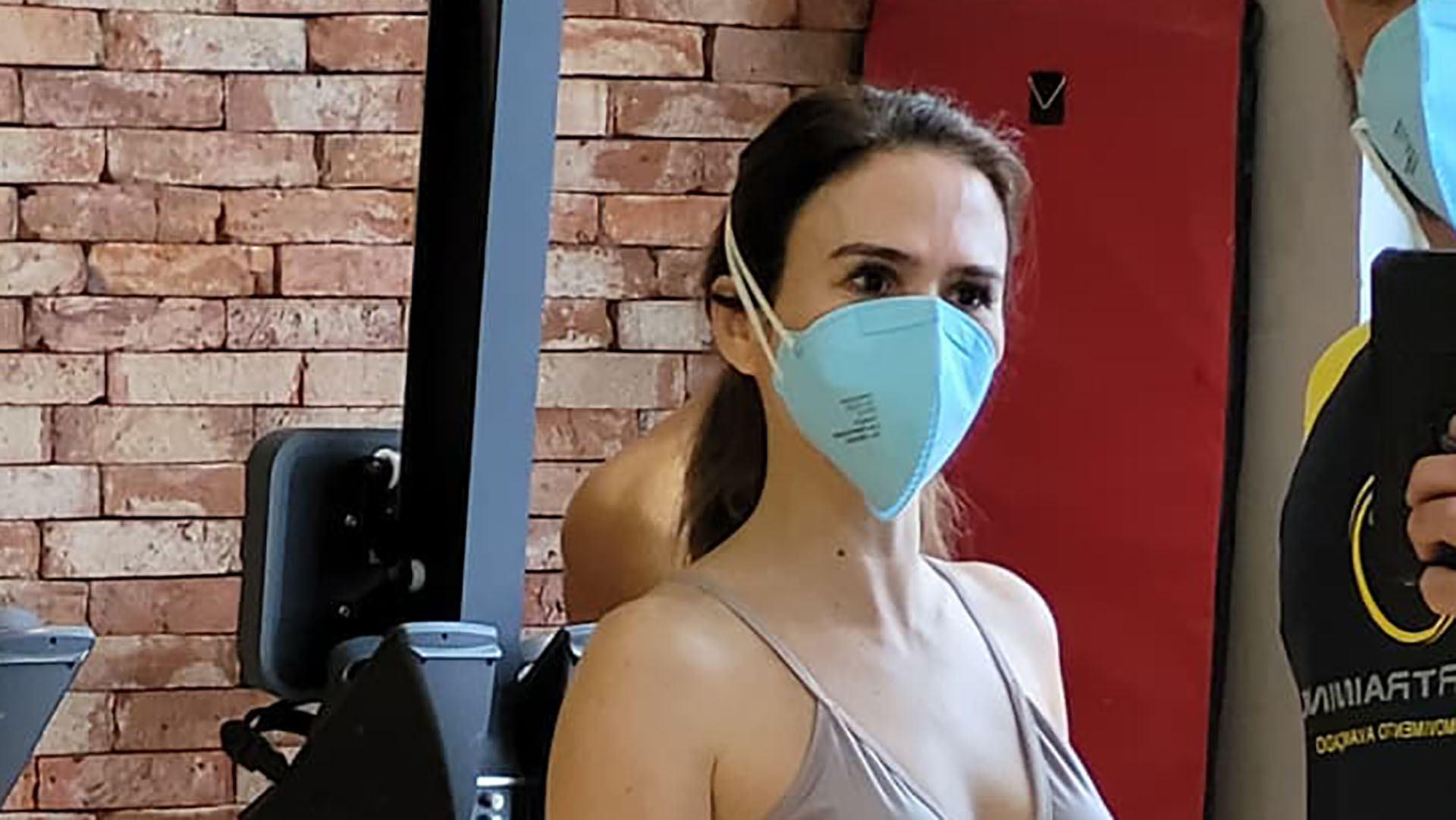 Só de top, Tatá Werneck deixa barriga trincada à mostra em clique raro: “Olha ela”