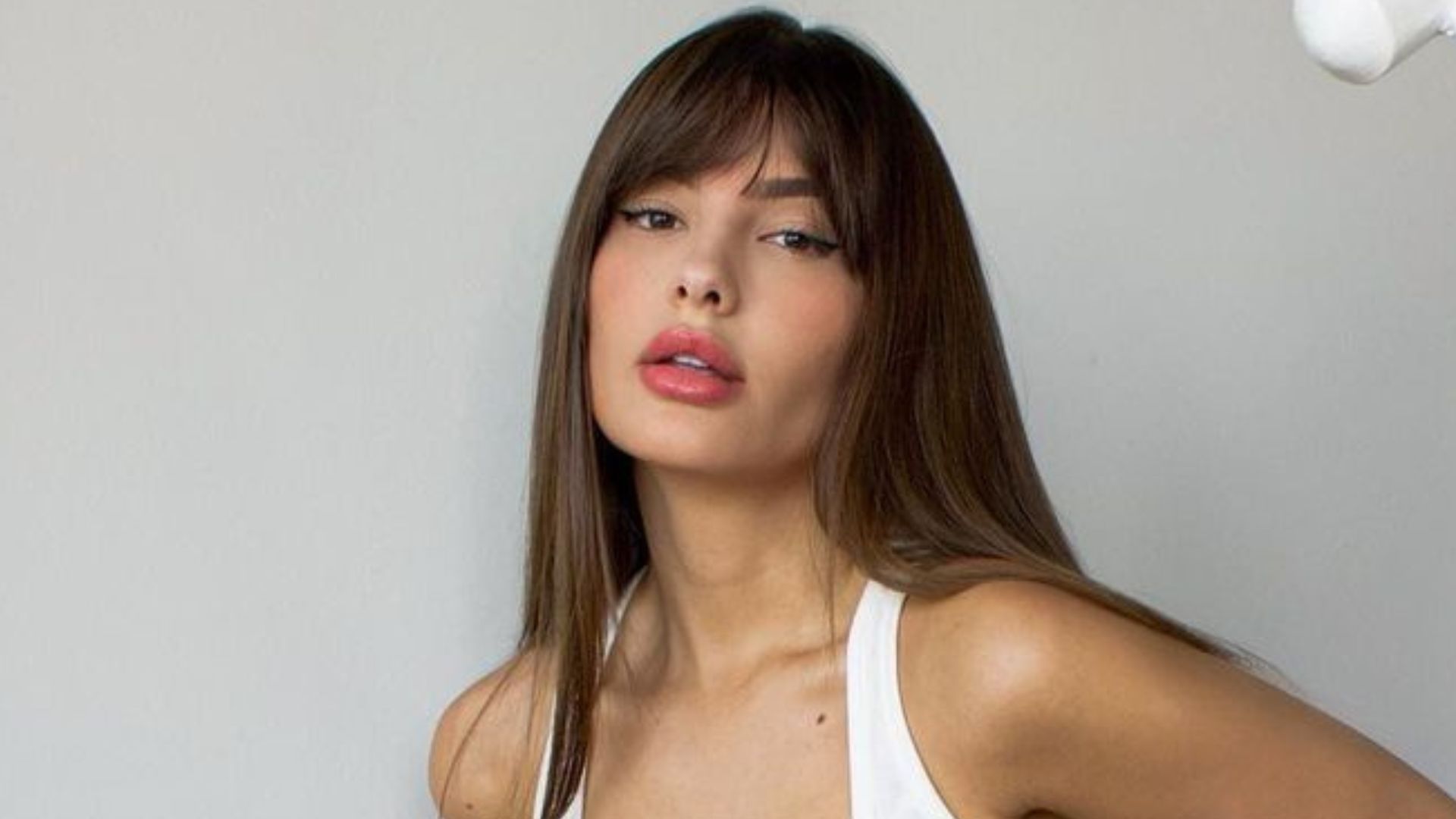 Ex-BBB Thaís Braz surge com shortinho curto e deixa pernões à mostra: “Gata”