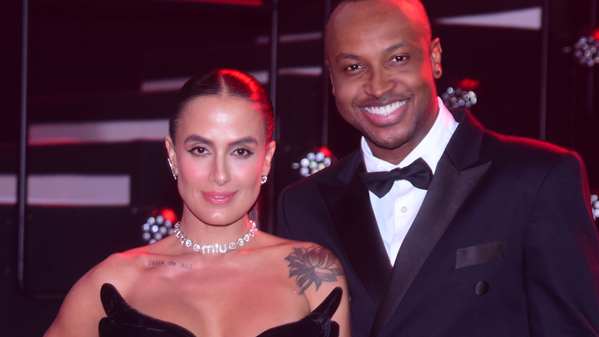 Thiaguinho e Carol Peixinho brilham em evento de gala com looks chiquérrimos