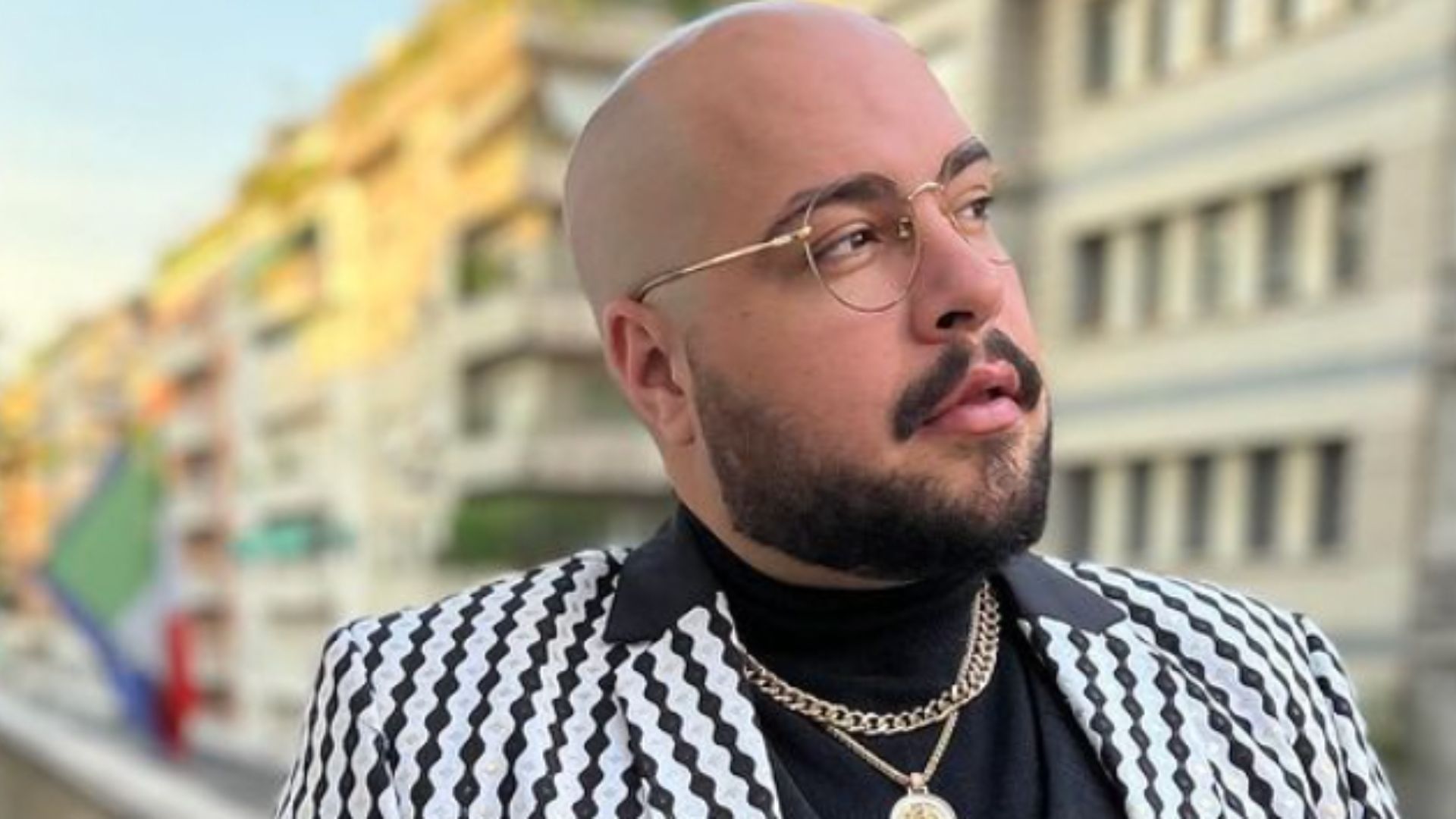 Tiago Abravanel quebra o tabu e surge de salto alto em foto: “O look da gata”