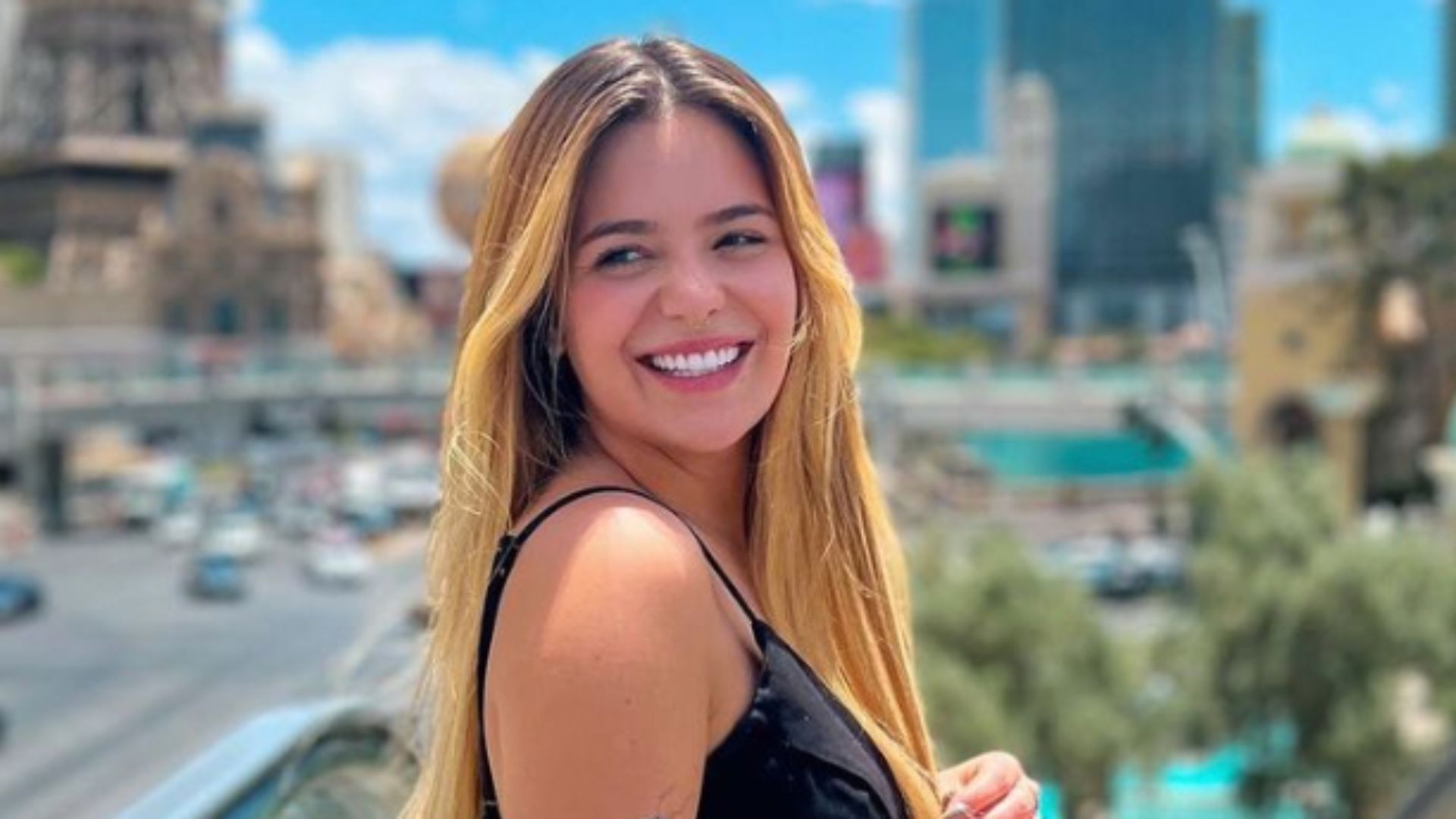 Ex-BBB Viih Tube abaixa o cós da calça para calcinha aparecer: “Gostosa”