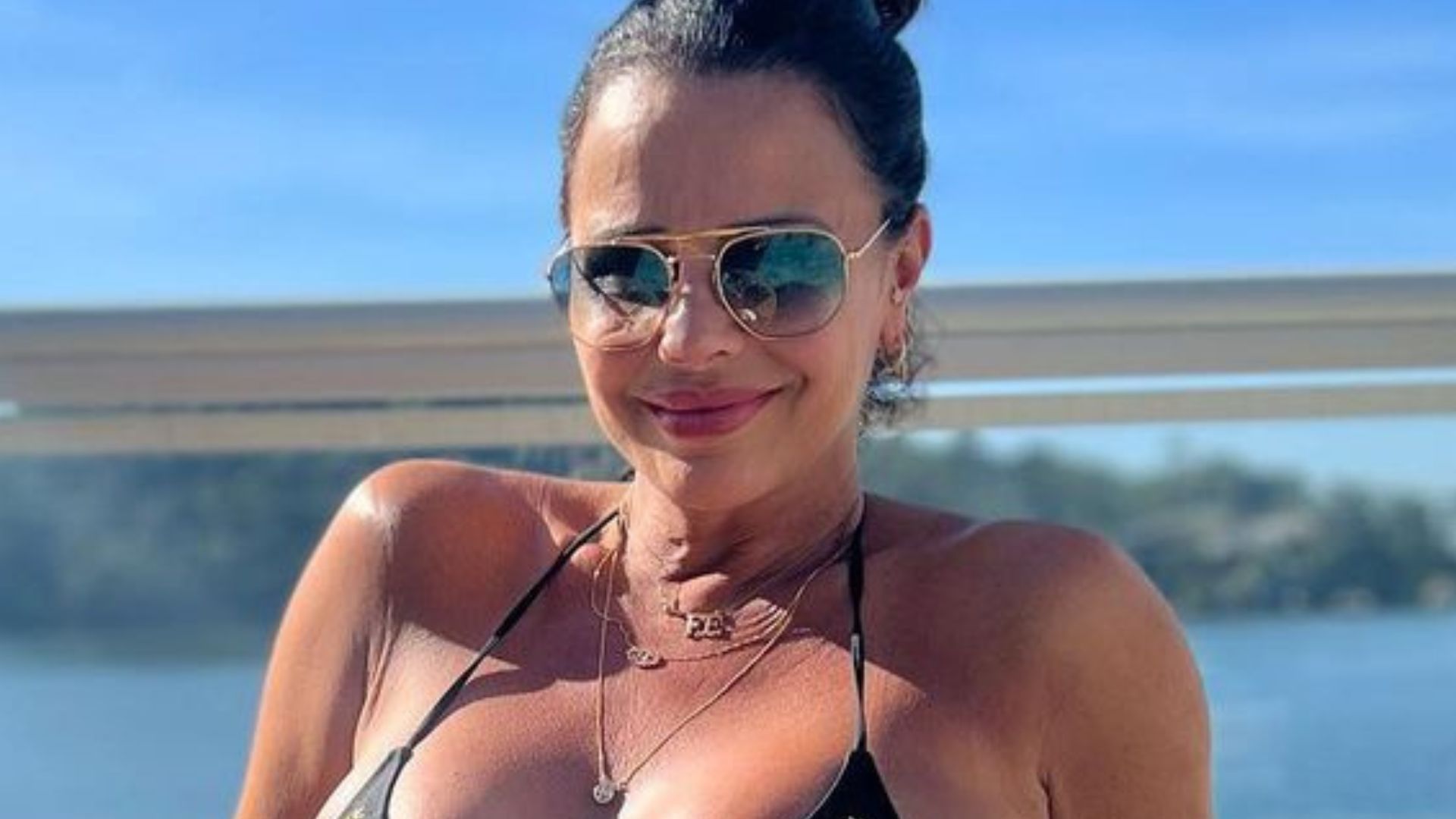 No sétimo mês, Viviane Araújo deixa barrigão à mostra de fio-dental: “Deslumbrante”