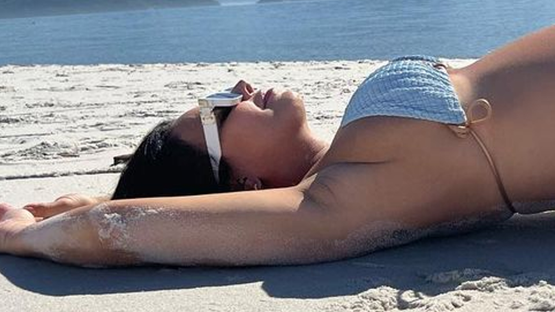 Viviane Araújo mostra barrigão de grávida e fãs notam detalhe: “Olha o pezinho”