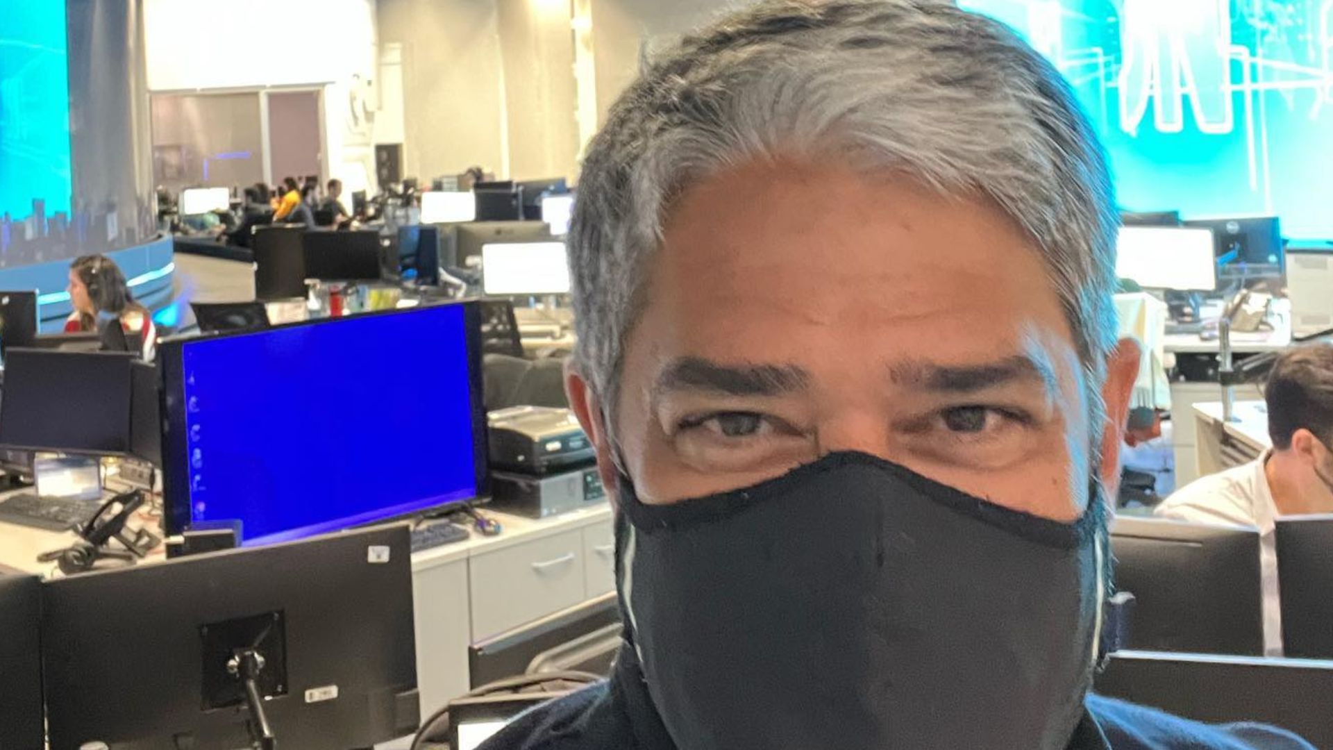 William Bonner ignora burburinhos e comemora retorno ao JN na Globo: “De volta”