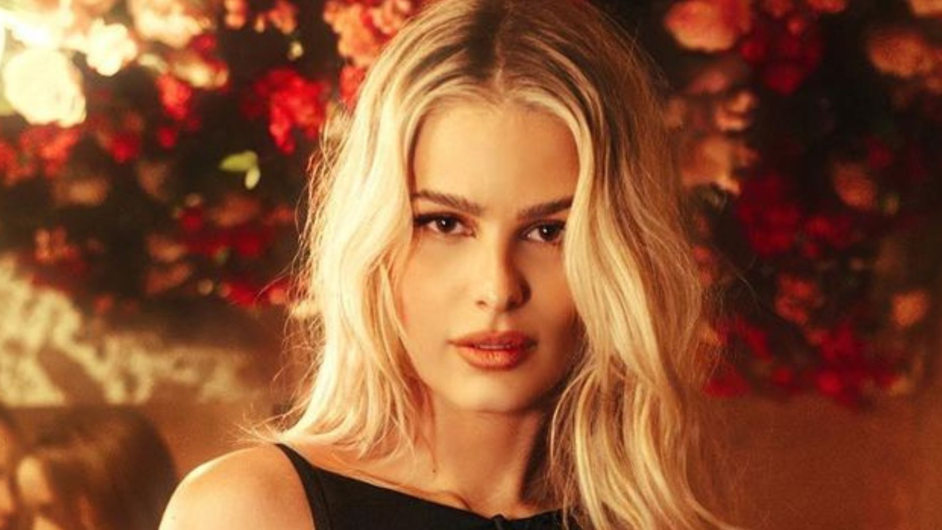 Yasmin Brunet arrasa com vestido todo aberto e decotão chama atenção: “Absurda”