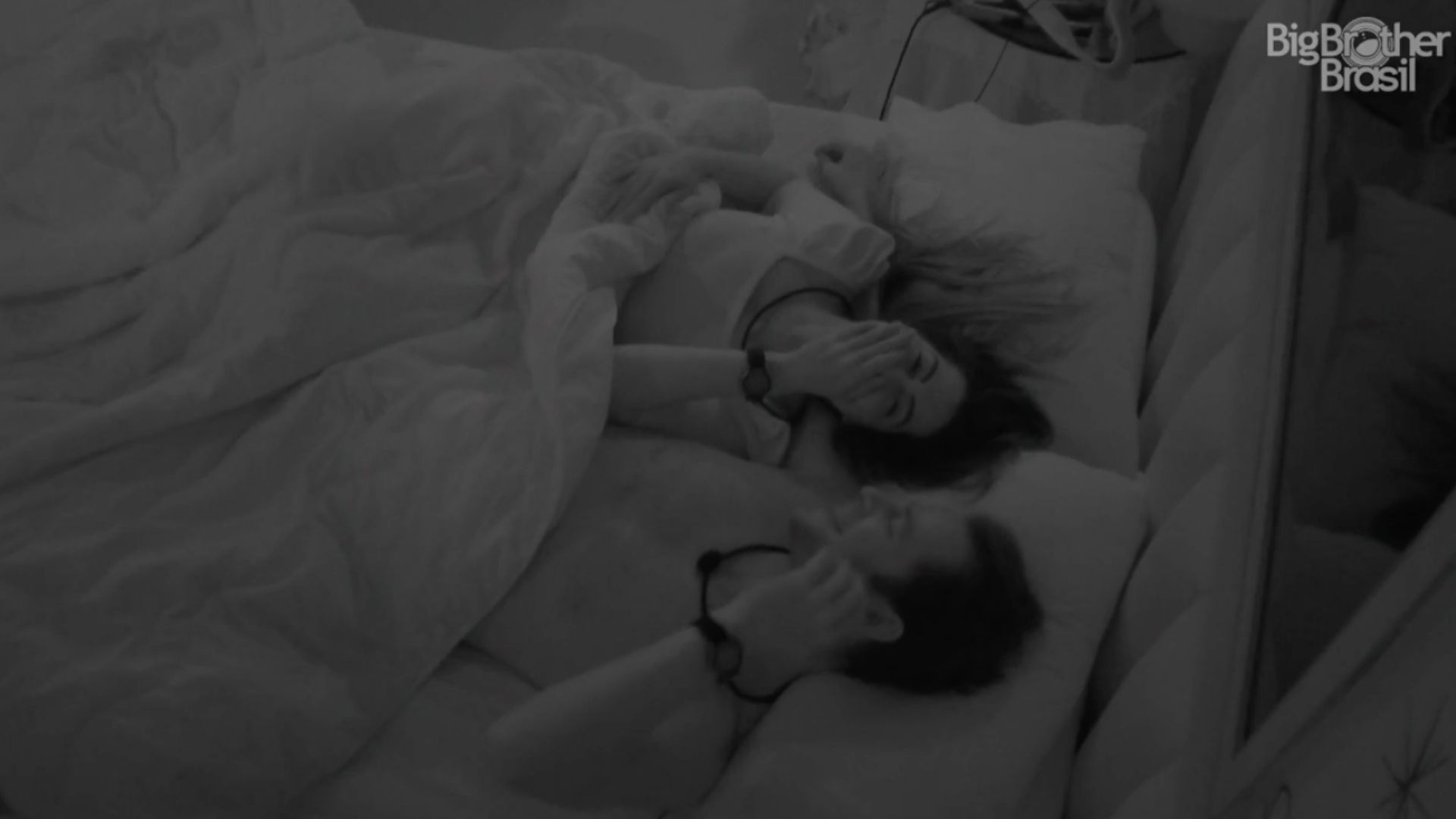 BBB22: Na cama, Laís erra nome de Gustavo novamente: “Foi mal”