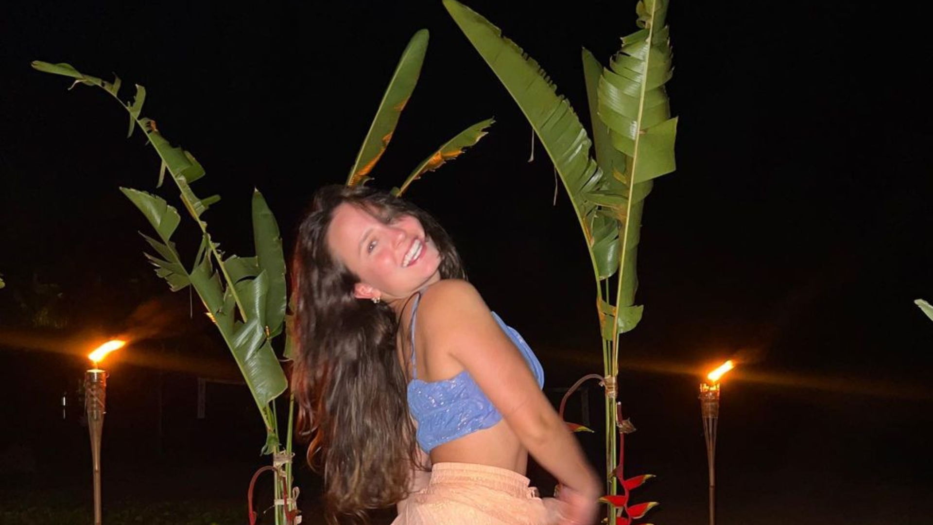 Larissa Manoela empina bumbum em clique de biquíni e exibe corpão em praia paradisíaca: “Gata”