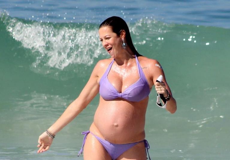 Luana Piovani exibe barrigão na praia em domingo de sol