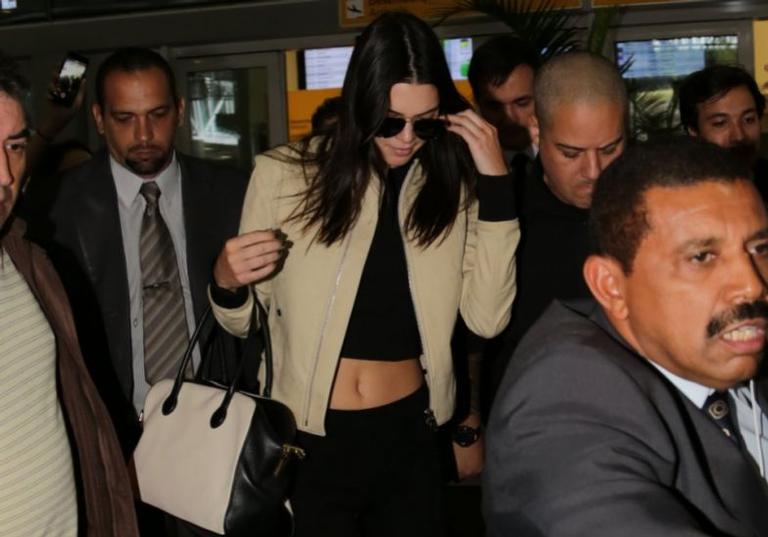 Kendall Jenner causa tumulto ao chegar no Brasil