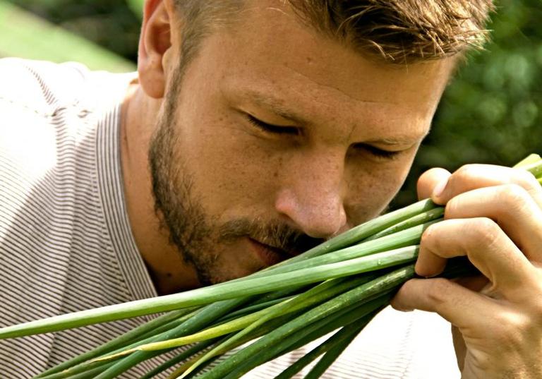 Rodrigo Hilbert mostra seu cotidiano no sítio da família