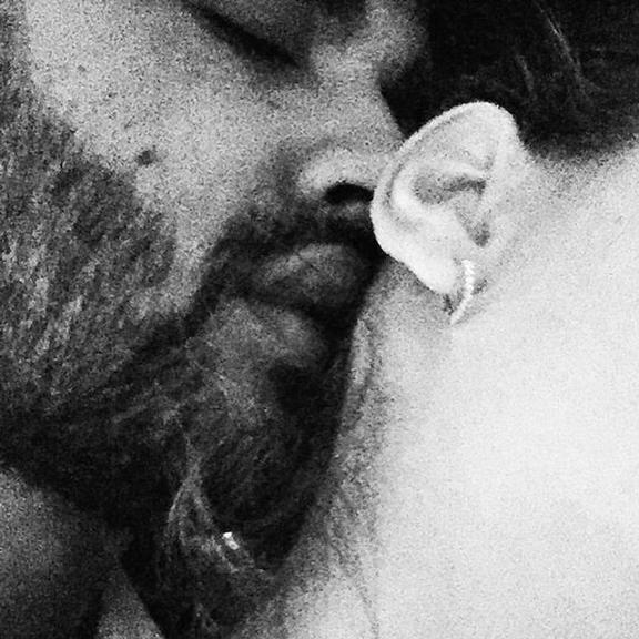 Gusttavo Lima posta foto juntinho de uma mulher