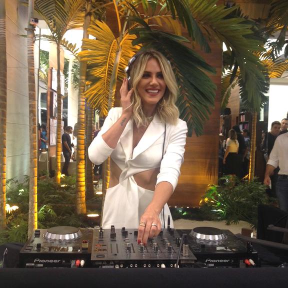 Giovanna Ewbank arrisca como DJ em evento de grife