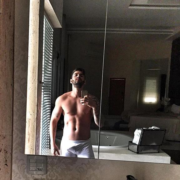Gusttavo Lima posa só de cueca e mostra corpão