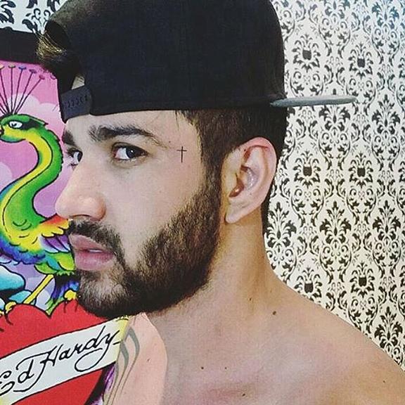 Gusttavo Lima faz tatuagem de cruz no rosto