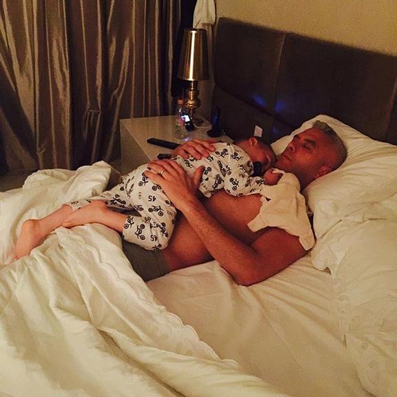 Ana Hickmann posta foto do filho dormindo em cima do pai