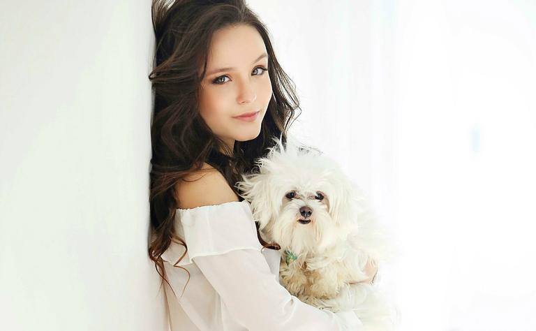 Larissa Manoela faz ensaio com o pet