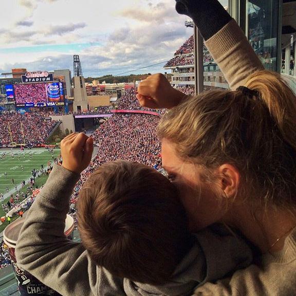 Gisele Bündchen e o filho, Benjamin, torcem por Tom Brady