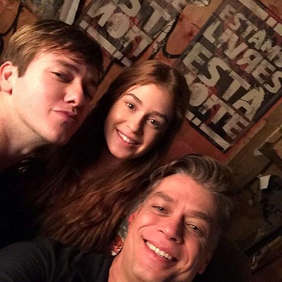 Fábio Assunção e Marina Ruy Barbosa posam juntos nos bastidores de novela