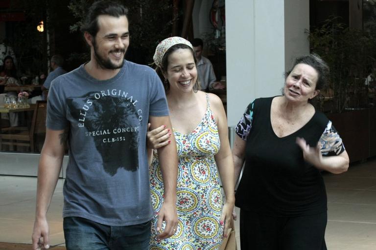 Grávida? Paloma Duarte deixa barriguinha suspeita à mostra durante passeio em família