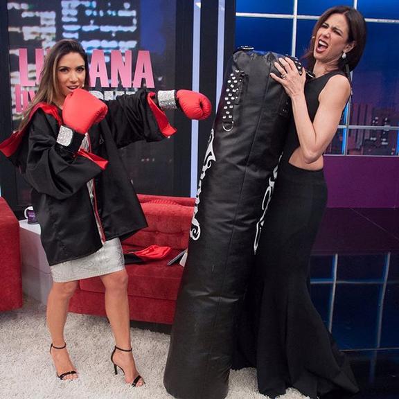 Patrícia Abravanel se diverte no palco do programa de Luciana Gimenez
