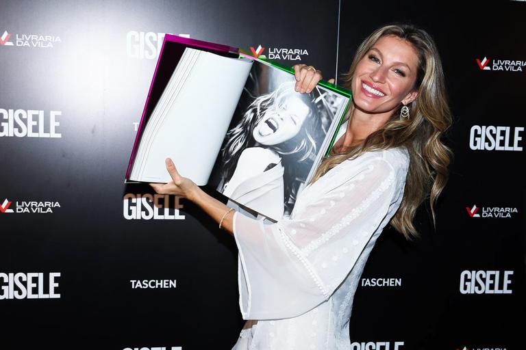 Gisele Bündchen faz sessão de autógrafos em São Paulo