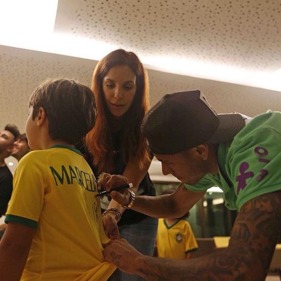 Ivete Sangalo apresenta Neymar ao filho, Marcelo, em Salvador