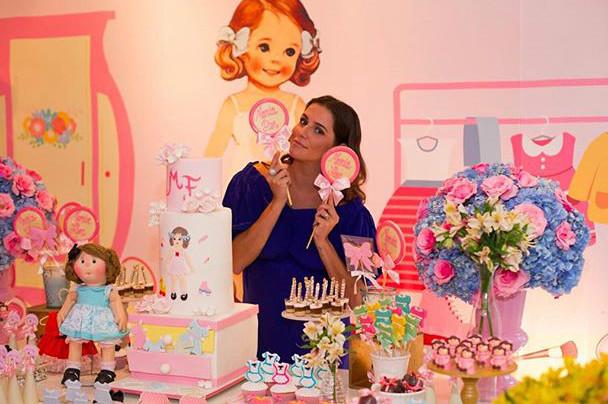 Na reta final da gravidez, Deborah Secco faz chá de bebê