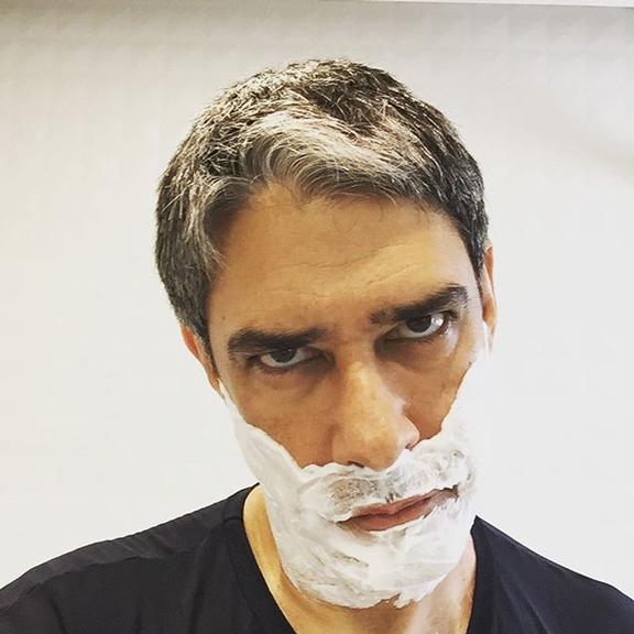 William Bonner posta selfie e pergunta: “Por que a semana já não começa na terça?”