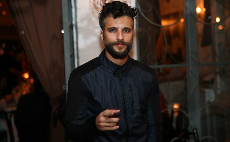 Com novo corte, Bruno Gagliasso participa de evento beneficente