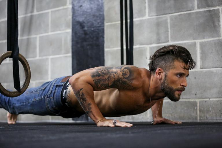 Bruno Gagliasso posa de cueca para campanha