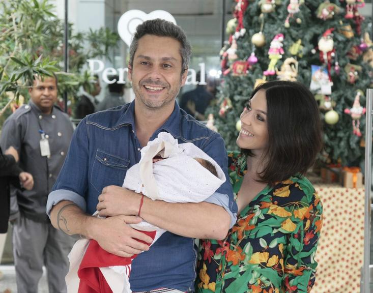 Alexandre Nero e Karen Busttolin deixam a maternidade com Noá