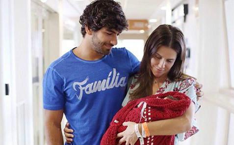 Deborah Secco posta primeira foto da filha: “15 dias de amor”