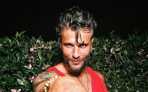 Bruno Gagliasso vai à festa usando vestido vermelho