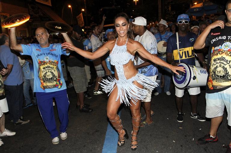 Conheça o treino pesado de Carnaval de Sabrina Sato que inclui até escadas