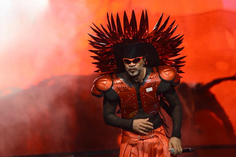 Sempre performático, Carlinhos Brown encerra seus ensaios de Carnaval