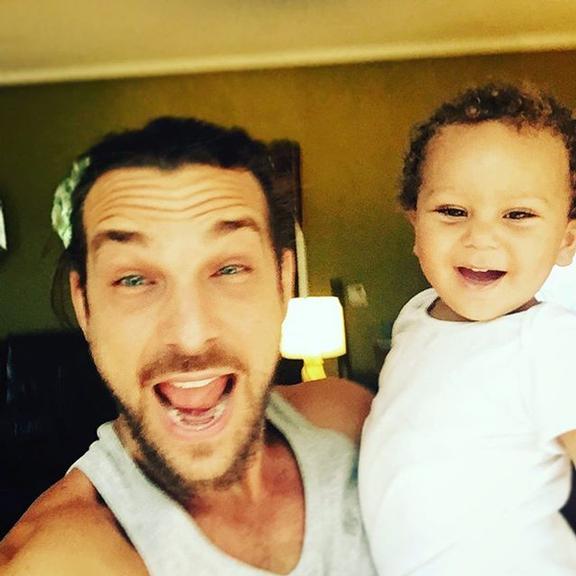Igor Rickli posta foto fofa com Antonio: “Sobreviventes sem a mamãe”