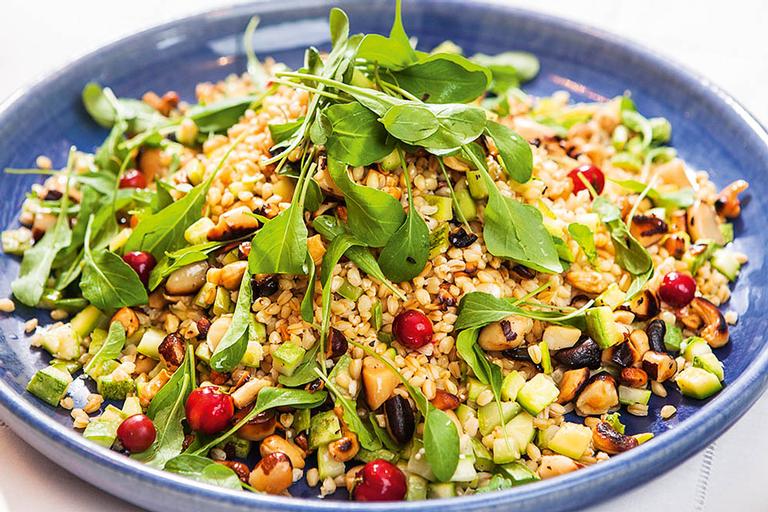Salada de grãos com frutas, castanhas e folhas