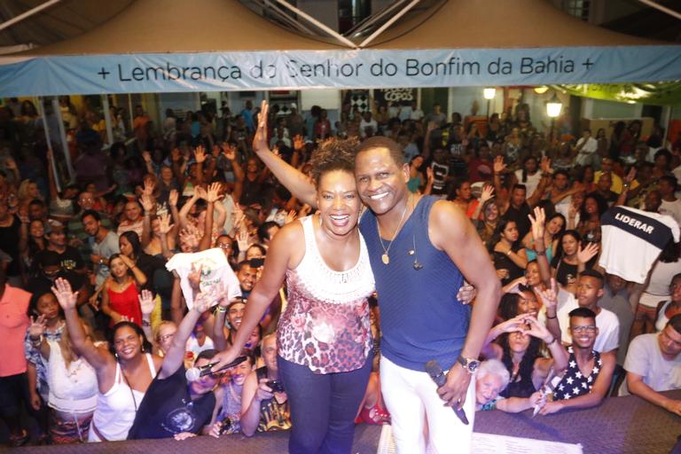 Margareth Menezes canta com Tatau em pré-Carnaval no centro histórico de Salvador