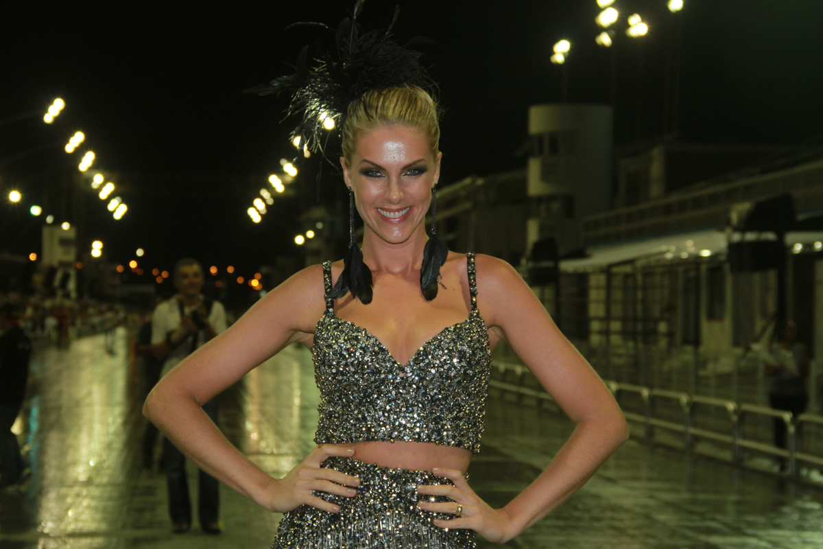 Ana Hickmann samba até debaixo de chuva