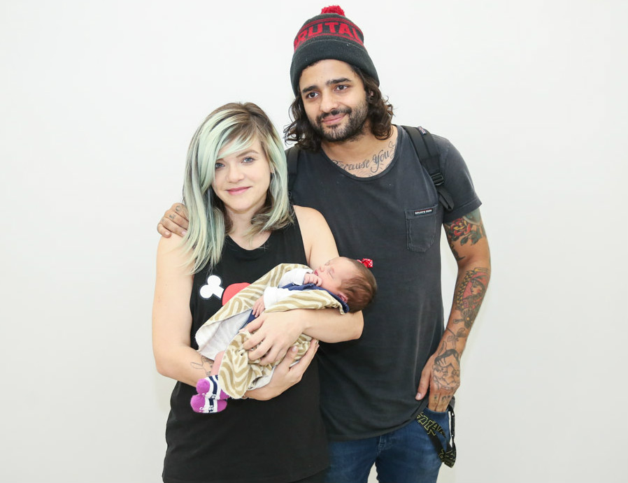 Karen Jonz e Lucas Silveira deixam maternidade com a filha, Sky