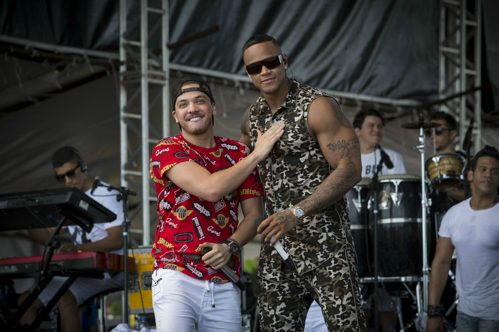 Wesley Safadão e Leo Santana cantam juntos em Recife