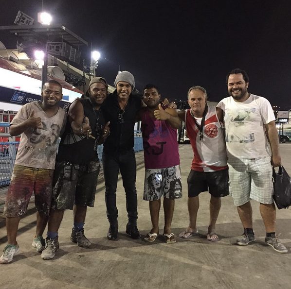 Zezé Di Camargo visita sambódromo do Rio e faz foto na madrugada