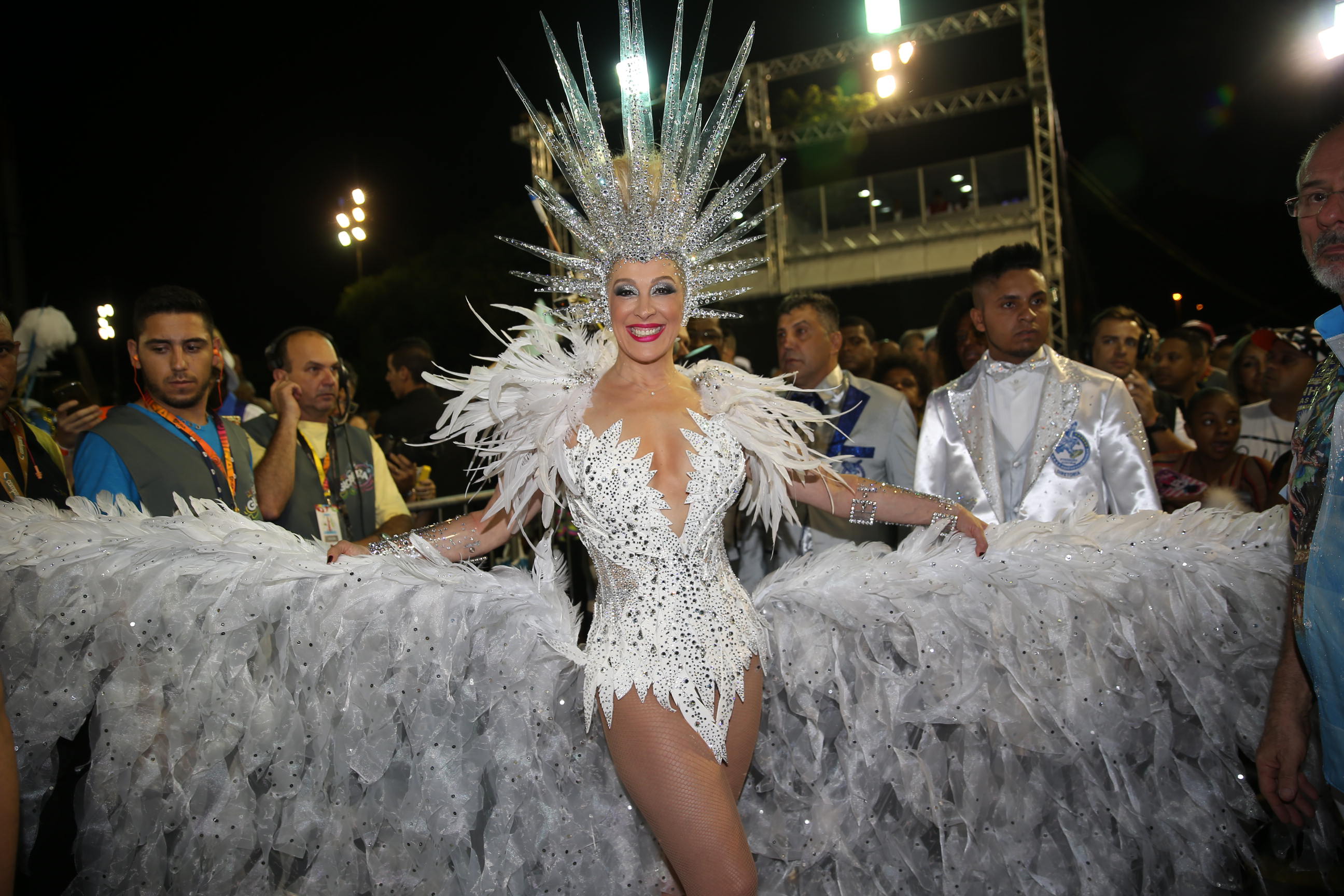 Claudia Raia leva beleza do balé para desfile da Nenê de Vila Matilde, em São Paulo