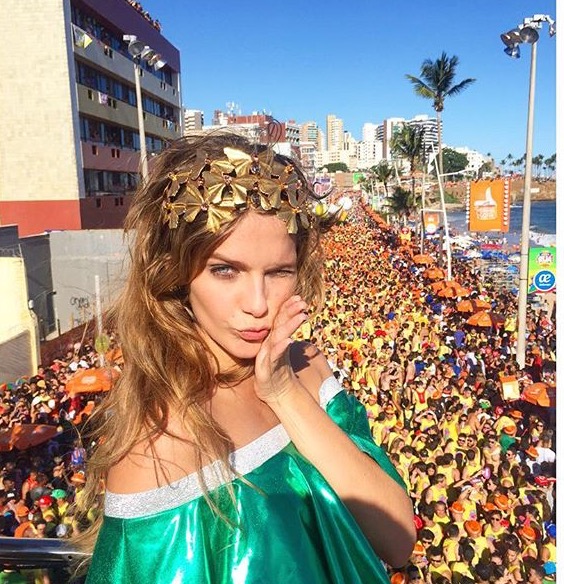 Isabella Santoni realiza sonho e curte o show de Ivete Sangalo em cima do trio