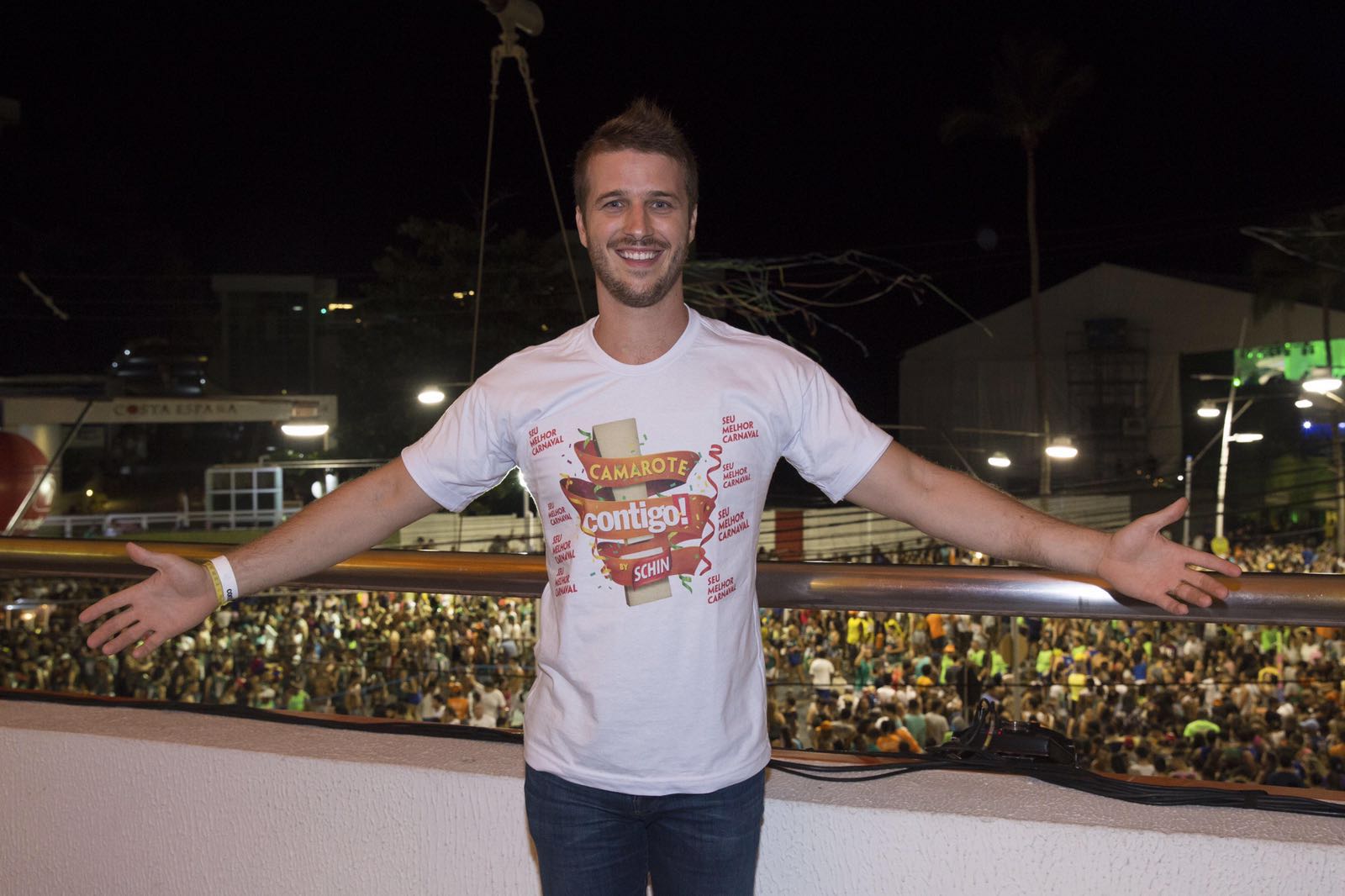 Despedida: Miguel Thiré se joga em festa baiana antes de se mudar para Portugal