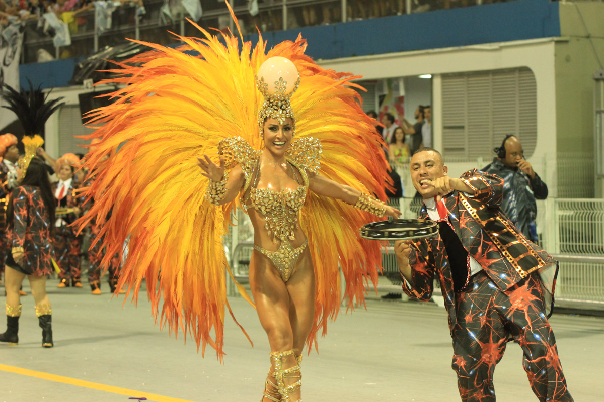 Sabrina Sato arrasa no dourado em desfile pela Gaviões da Fiel em São Paulo