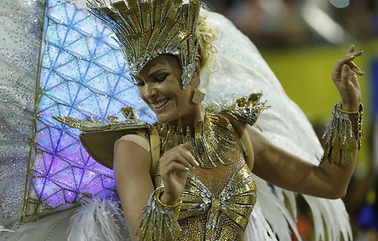 Ana Hickmann é o grande destaque da Vai-Vai
